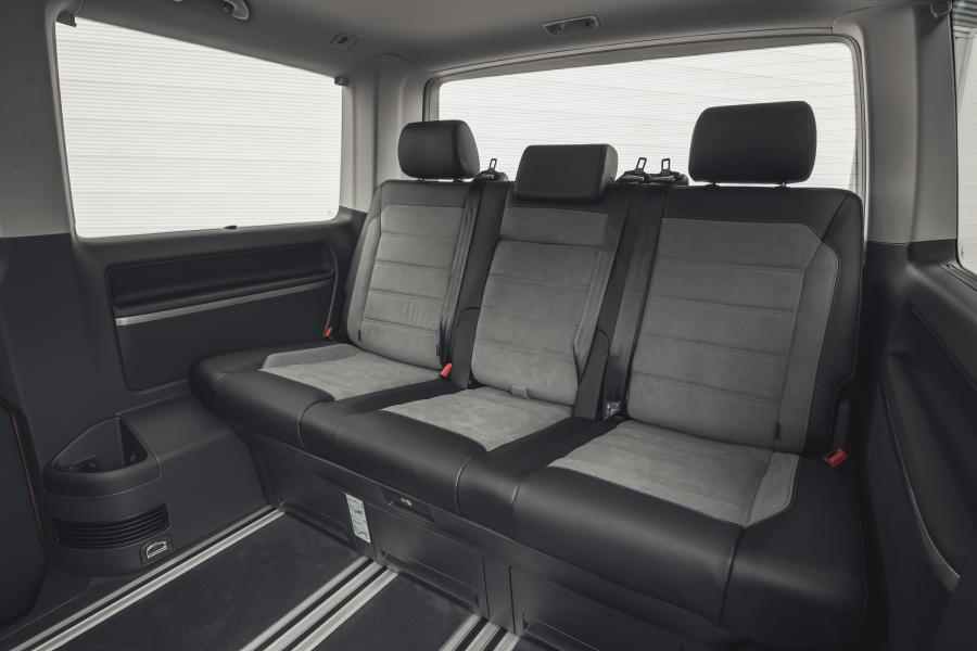 Интерьер Volkswagen Caravelle (T6.1) 2020 года  (UK) (фото 15 из 38)